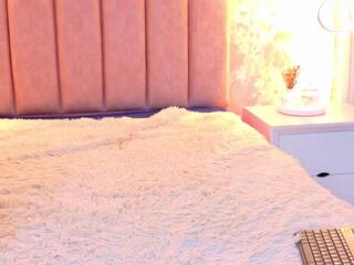 Mia Laurent webcam model stream image