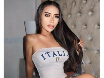 YunaMoschino webcam model stream image