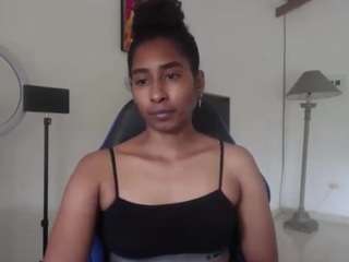 yohatinelly webcam model stream image