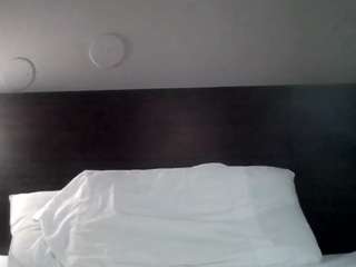 tallhungcloudyy webcam model stream image