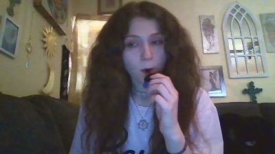 QueenCrimson webcam model stream image