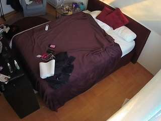 voyeurcam-julmodels-whitebed-2 webcam camsoda model stream image