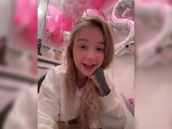 MimiMila webcam model stream image