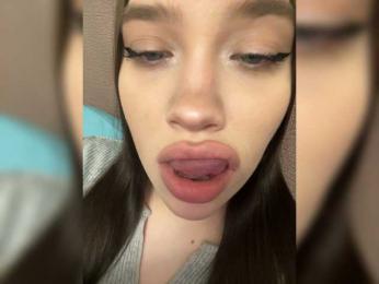 Glossmixdoll webcam model stream image