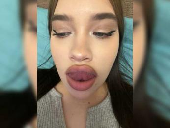 Glossmixdoll webcam model stream image