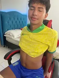 Leonarrrd_01 webcam model stream image