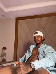 AaronCruz_ webcam model stream image