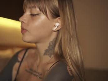 mileeena webcam model stream image