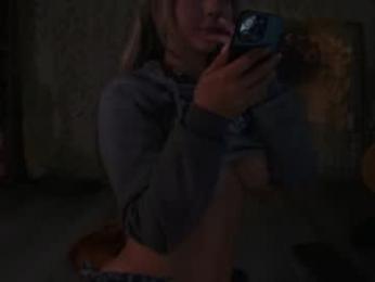 mollyflwers chaturbate stream image