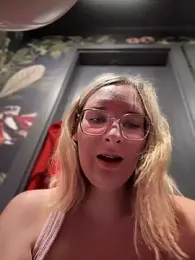 The_Snowwhitee stripchat stream image, 10.03.2025 09:10