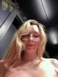 The_Snowwhitee stripchat stream image, 19.03.2025 19:00